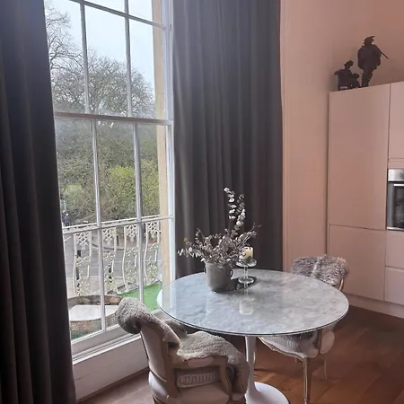 2-bed In Clifton, Great Location - Period Features, High Ceilings, Balcony X2, Office, Stylish, Modern *