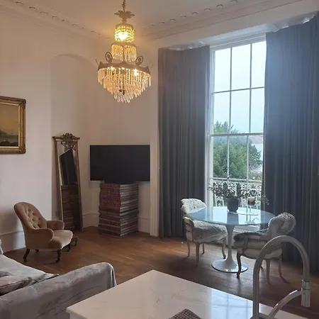 2-bed In Clifton, Great Location - Period Features, High Ceilings, Balcony X2, Office, Stylish, Modern דירה