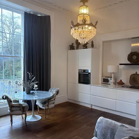 2-bed In Clifton, Great Location - Period Features, High Ceilings, Balcony X2, Office, Stylish, Modern