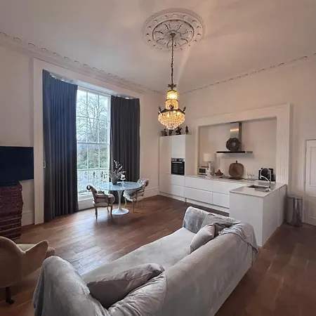 Apartment 2-bed In Clifton, Great Location - Period Features, High Ceilings, Balcony X2, Office, Stylish, Modern Bristol