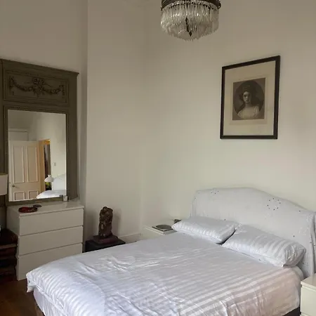 2-bed In Clifton, Great Location - Period Features, High Ceilings, Balcony X2, Office, Stylish, Modern בריסטול