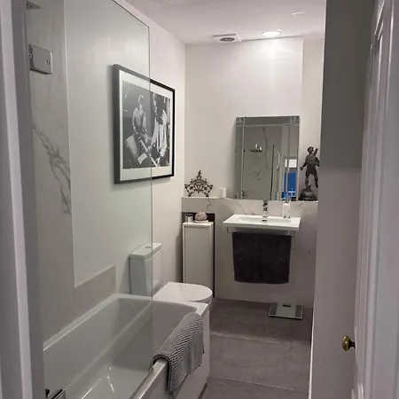 2-bed In Clifton, Great Location - Period Features, High Ceilings, Balcony X2, Office, Stylish, Modern Apartment