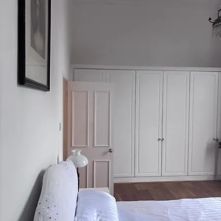 Apartman 2-bed In Clifton, Great Location - Period Features, High Ceilings, Balcony X2, Office, Stylish, Modern