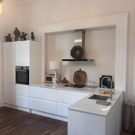 2-bed In Clifton, Great Location - Period Features, High Ceilings, Balcony X2, Office, Stylish, Modern Apartman Bristol