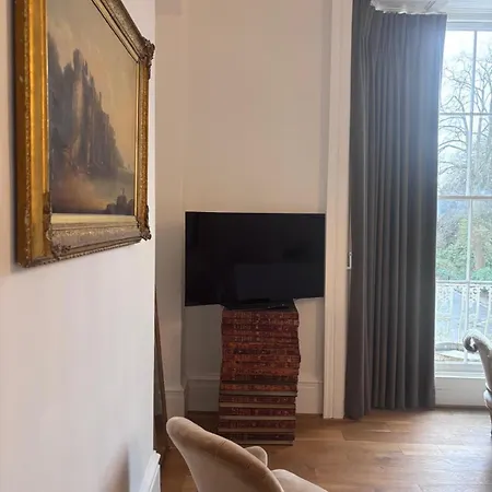 2-bed In Clifton, Great Location - Period Features, High Ceilings, Balcony X2, Office, Stylish, Modern