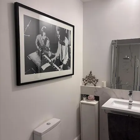 Apartman 2-bed In Clifton, Great Location - Period Features, High Ceilings, Balcony X2, Office, Stylish, Modern Bristol
