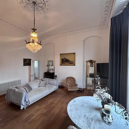 2-bed In Clifton, Great Location - Period Features, High Ceilings, Balcony X2, Office, Stylish, Modern Apartman Bristol